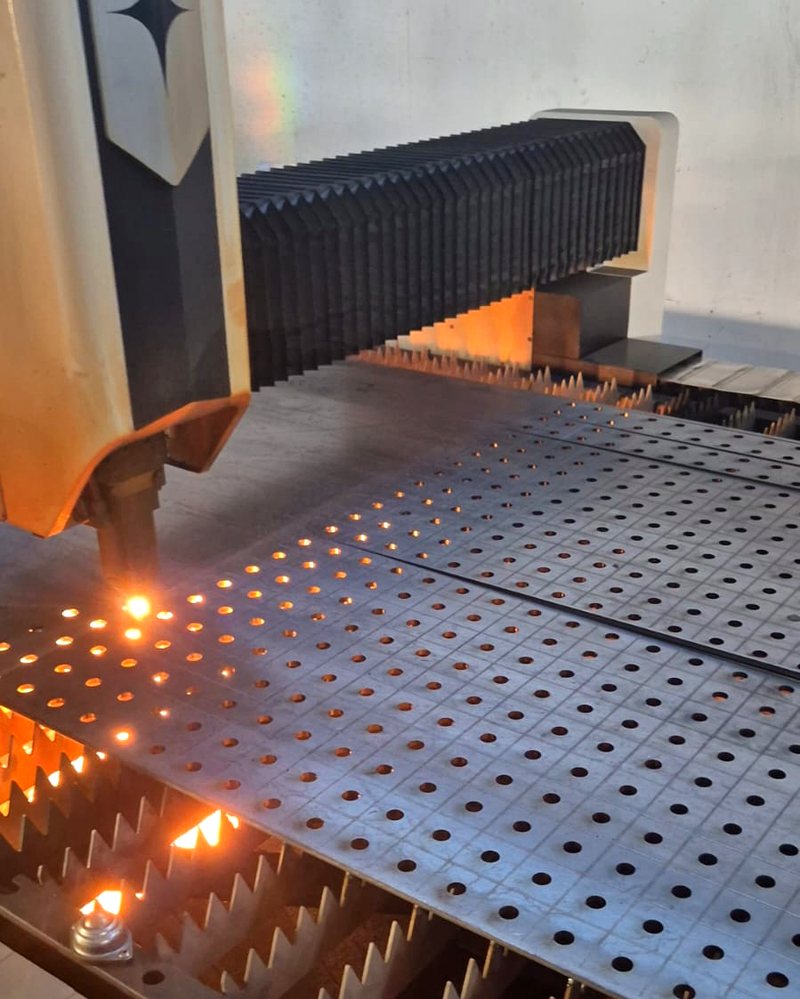 Cabe&ccedil;ote de corte a laser cortando chapa met&aacute;lica com precis&atilde;o, fa&iacute;scas incandescentes durante o corte